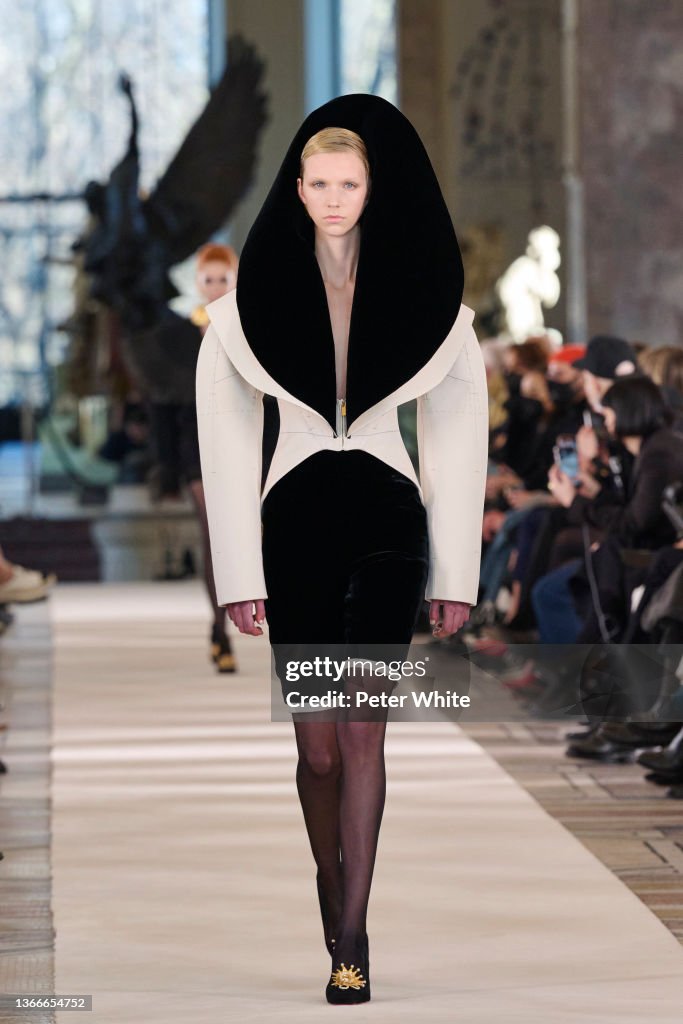 Schiaparelli : Runway - Paris Fashion Week - Haute Couture Spring/Summer 2022