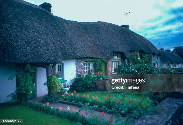 irisches traditionelles ferienhaus in adare - adare stock-fotos und bilder