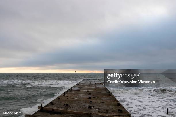 stormy morning, with an empty pier. - 黒海 ストックフォトと画像