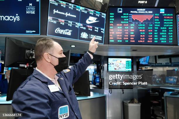 Trader claps on the floor of the New York Stock Exchange as the Dow Jones Industrial Average turns positive on January 24, 2022 in New York City....