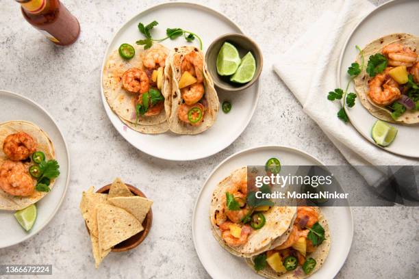 tacos de camarón - plato con tortilla mexicana fotografías e imágenes de stock