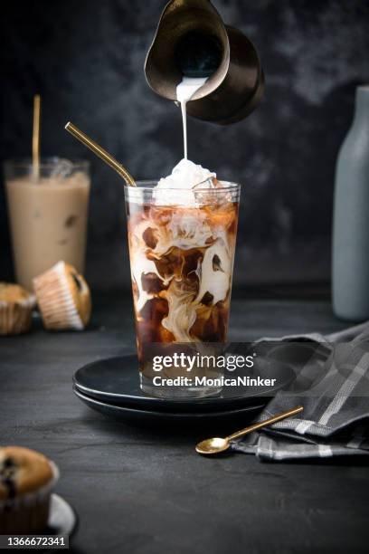 bicchiere con ghiaccio e caffè - iced coffee foto e immagini stock