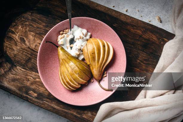 pera y yogur con muesli en el plato - food styling fotografías e imágenes de stock