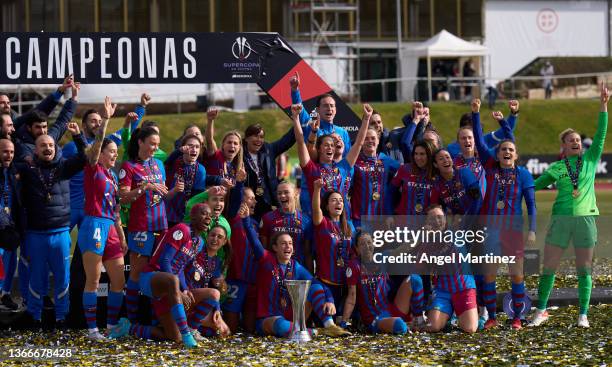 Players of FC Barcelona celebrate with the trophy after the Supercopa de Espana Femenina Final match between FC Barcelona and Atletico de Madrid at...