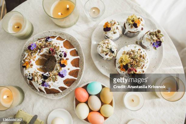 easter table setting with freshly baked, vegan, traditional polish easter babka cake and multicolour easter eggs. - easter sunday stock pictures, royalty-free photos & images