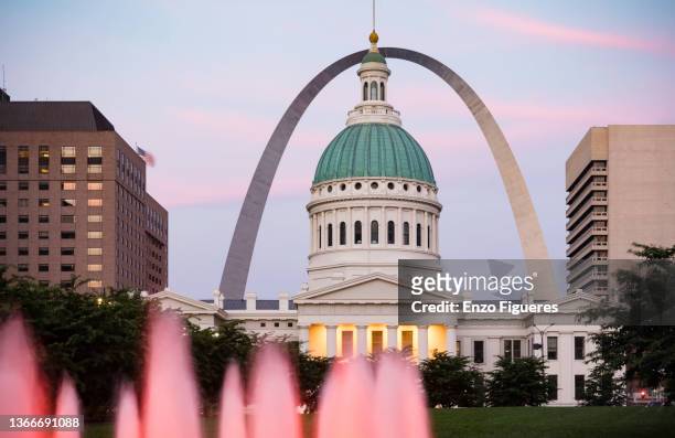 the old courthouse and the gateway arch in st. louis missouri at dusk - gateway arch stock pictures, royalty-free photos & images