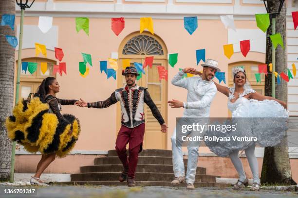 tänzer tanzen gang bei festa junina - latino festival stock-fotos und bilder