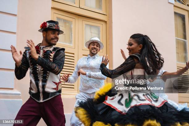grupo de bailarines bailando en festa junina - folklore fotografías e imágenes de stock