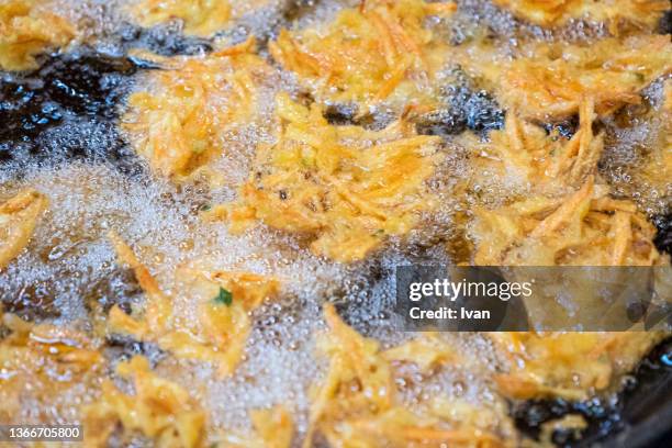 deep fried vegetables in oil fryer, pan - freidora fotografías e imágenes de stock