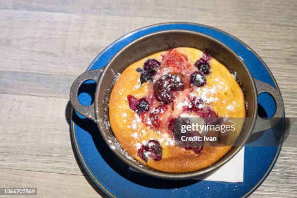 cherry bread and butter pudding - torta ripiena di frutta foto e immagini stock