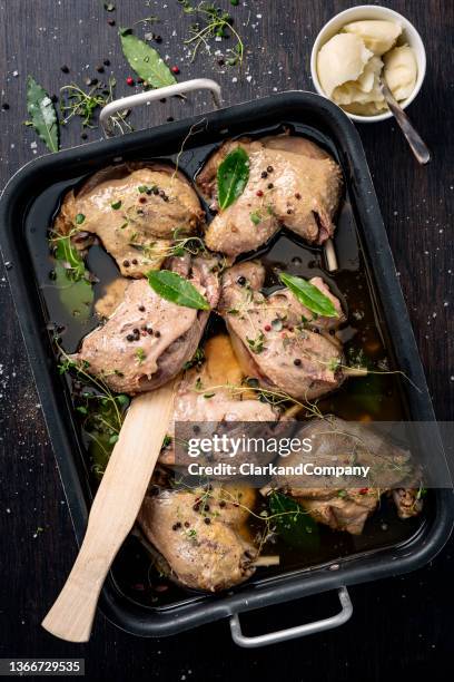 preparing duck confit - duck confit stockfoto's en -beelden