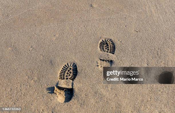 shoe prints on the beach - empreinte de chaussures photos et images de collection