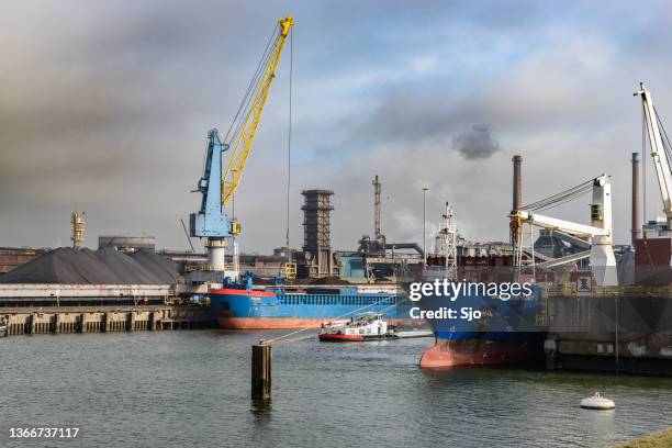 ships at ijmuiden steel mill of tata steel unlimited - ship fumes stock pictures, royalty-free photos & images