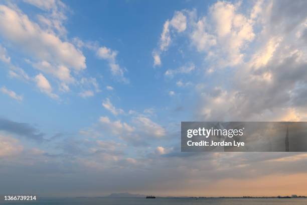 the rosy clouds at sunrise - atmosferische lucht stockfoto's en -beelden