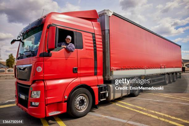 motorista de caminhão se preparando para o próximo destino - transportation occupation - fotografias e filmes do acervo