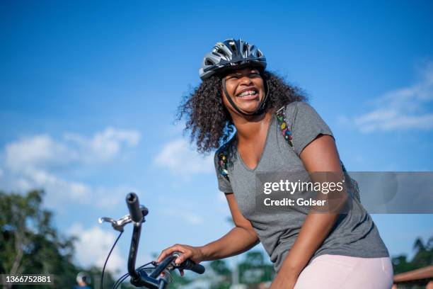 woman commuting by bike - black woman riding bike stock pictures, royalty-free photos & images