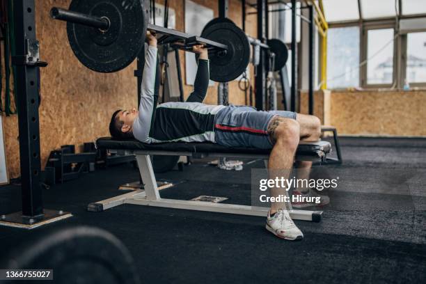 bankpresseübung - bench press stock-fotos und bilder