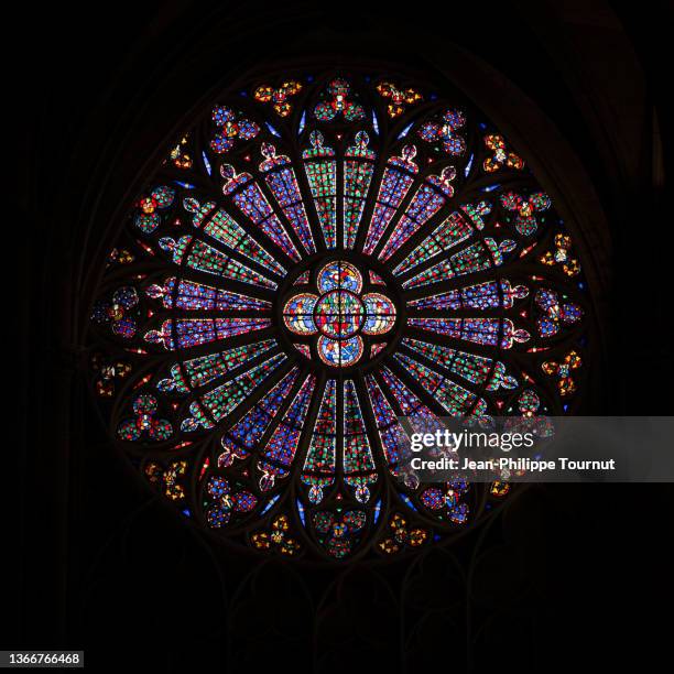 rose window in the basilica saint-nazaire-et-saint-celse, medieval city of carcassonne, southern france - rosettfönster bildbanksfoton och bilder