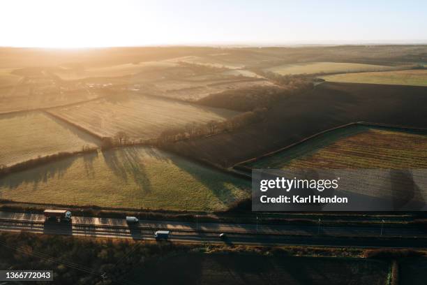 an elevated view of a uk dual carriageway at sunrise - lorry uk stock-fotos und bilder