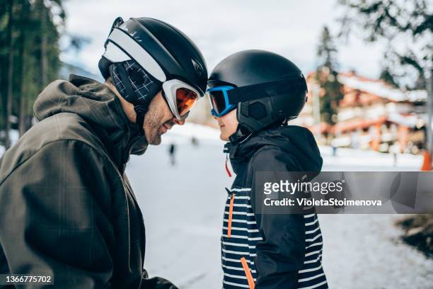 padre e hijo en vacaciones de invierno en la montaña. - gafas de esquí fotografías e imágenes de stock