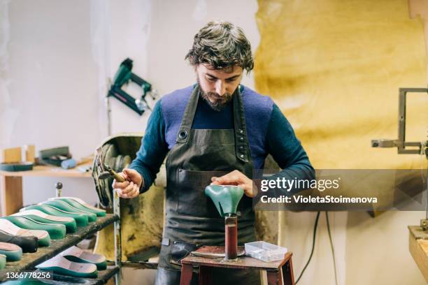 giovane calzolaio in officina. - calzature di pelle foto e immagini stock