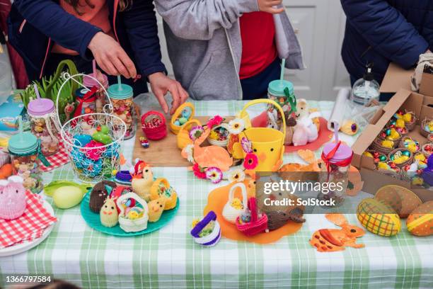 home made easter crafts - inzamelingsevenement stockfoto's en -beelden