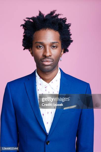 retrato del hombre elegante y confiado - solapa papel fotografías e imágenes de stock