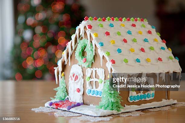 gingerbread house - gingerbread house stockfoto's en -beelden
