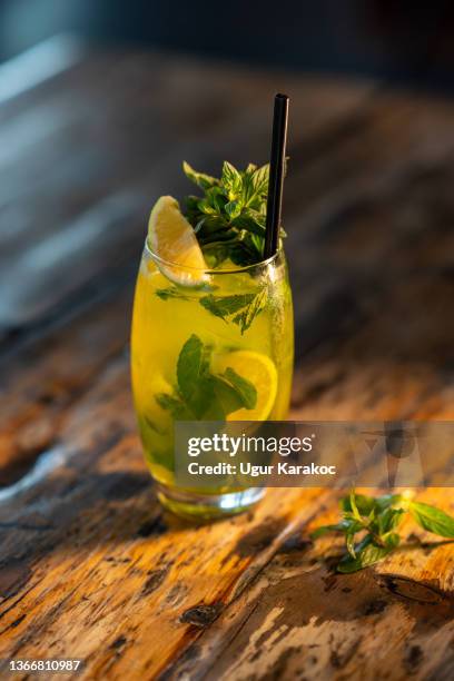 frischer sommercocktail mit minze - mint leaf stock-fotos und bilder