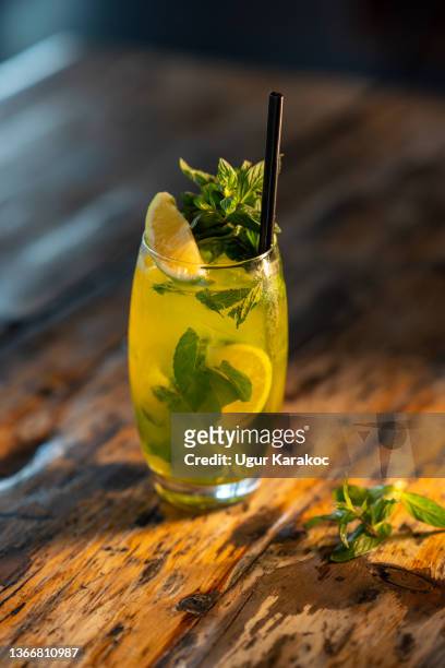 cóctel fresco de verano con menta - mint green fotografías e imágenes de stock