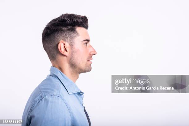 handsome man on white background, profile view with blue shirt - seide photos et images de collection