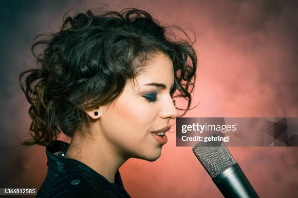 leidenschaftliche singer - microphone mouth stock-fotos und bilder