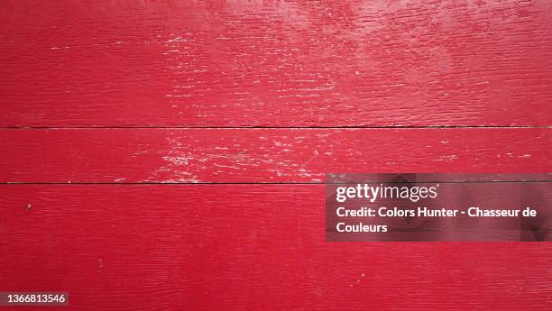 empty wooden planks painted and weathered in red in paris - red material stock-fotos und bilder