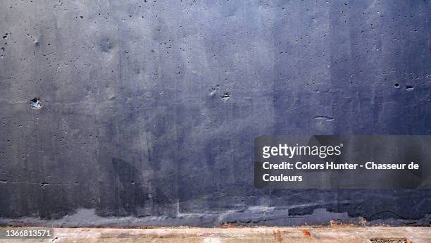 empty wall weathered in dark blue and gray with cement floor in paris - mural wall stock pictures, royalty-free photos & images