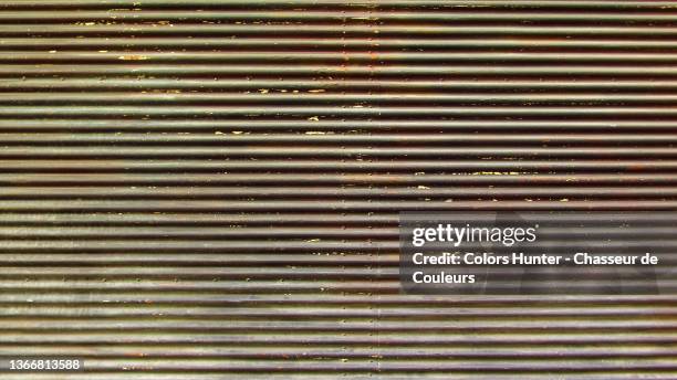 rusty and empty corrugated metal sheet in paris - roller shutter 個照片及圖片檔