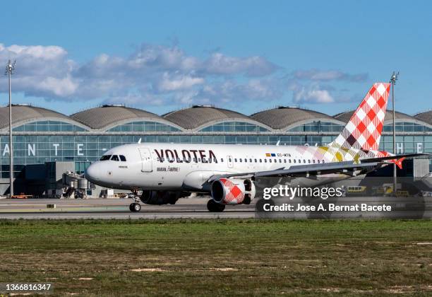volotea  airbus a319-111 departure from alicante-elche miguel hernández airport. - airbus a319 111 stock pictures, royalty-free photos & images