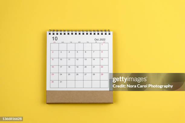 october 2022 calendar on yellow background - outubro imagens e fotografias de stock