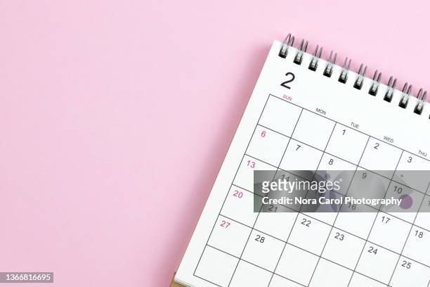february 2022 calendar on pink background - kalender stockfoto's en -beelden