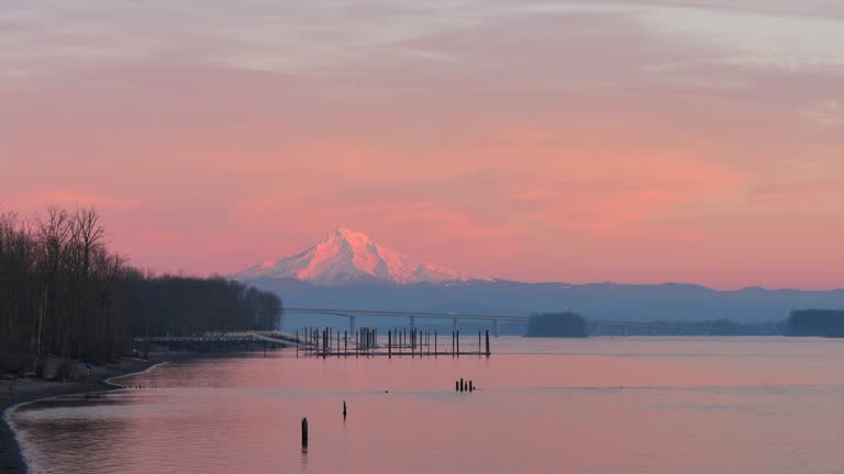 https://media.gettyimages.com/id/1366819328/video/mt-hood-sunset-time-lapse.jpg?b=1&s=640x640&k=20&c=mQyxIzvg9z1KbAQNeTZfXMSfMecP8W6TRapcOb7JHbQ=