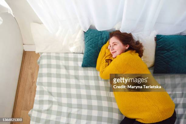 happy pregnant woman lies on the bed. casual style. - maternity wear 個照片及圖片檔