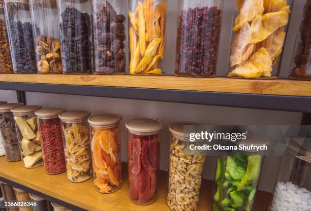 dried fruits in glass jars at the shelves - trockenobst stock-fotos und bilder