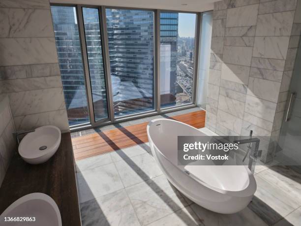 bathroom with the city view - baignoire-sur-pieds photos et images de collection