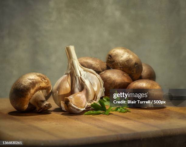 mushrooms and garlic,close-up of mushrooms on table,springfield,missouri,united states,usa - springfield missouri stockfoto's en -beelden