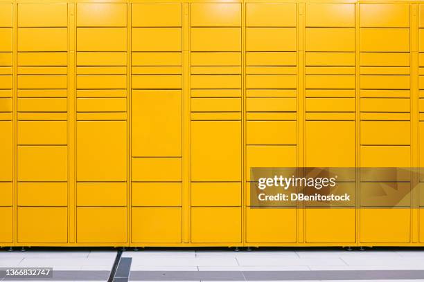 yellow metal locker with all lockers closed. concept of locker, changing rooms, university, institute, parcel, shipping and storage. - taquilla lugar de comercio fotografías e imágenes de stock