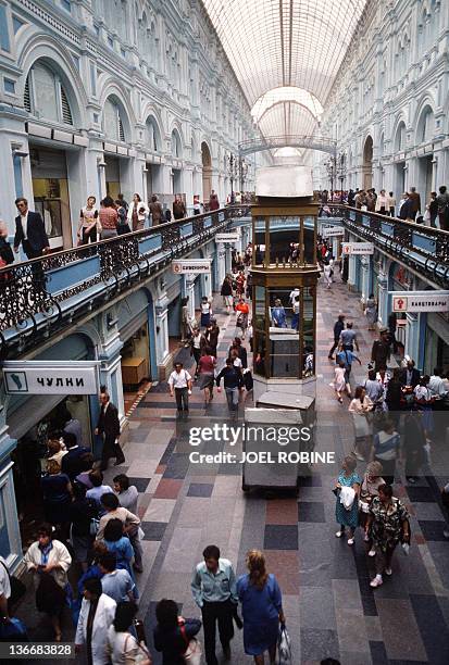 Picture taken on May 16, 1987 shows one of the shopping arcades of the Gum store at Red Square in Moscow. // Vue d'une des galeries marchandes du...