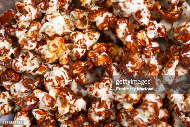 close-up of an appetizing portion of chocolate popcorn - popcorn photos et images de collection