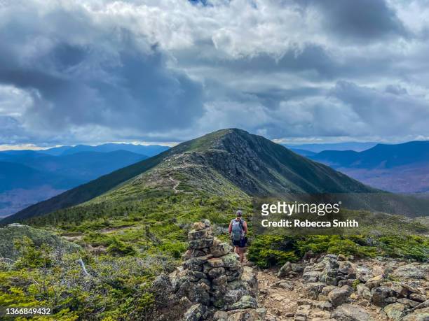 woman hiking in the mountains - white mountain national forest stockfoto's en -beelden