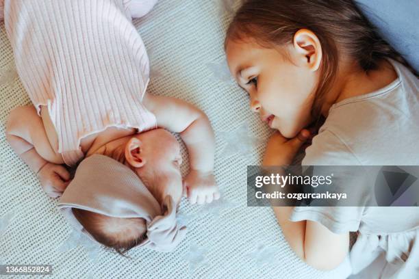 dos hermanas amantes - baby girls fotografías e imágenes de stock