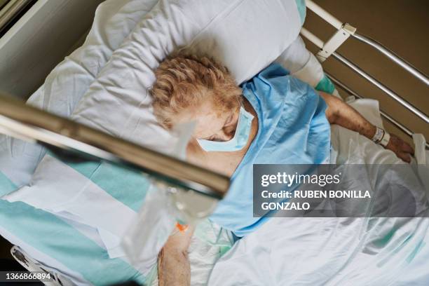 senior caucasian female wearing mask lying on hospital bed fighting against cancer. medicine and healthcare concept - over 80 個照片及圖片檔