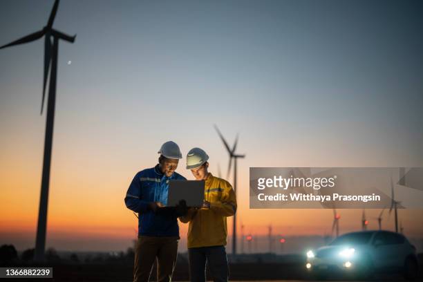 engineers are developing clean energy vehicles. - field worker stock pictures, royalty-free photos & images